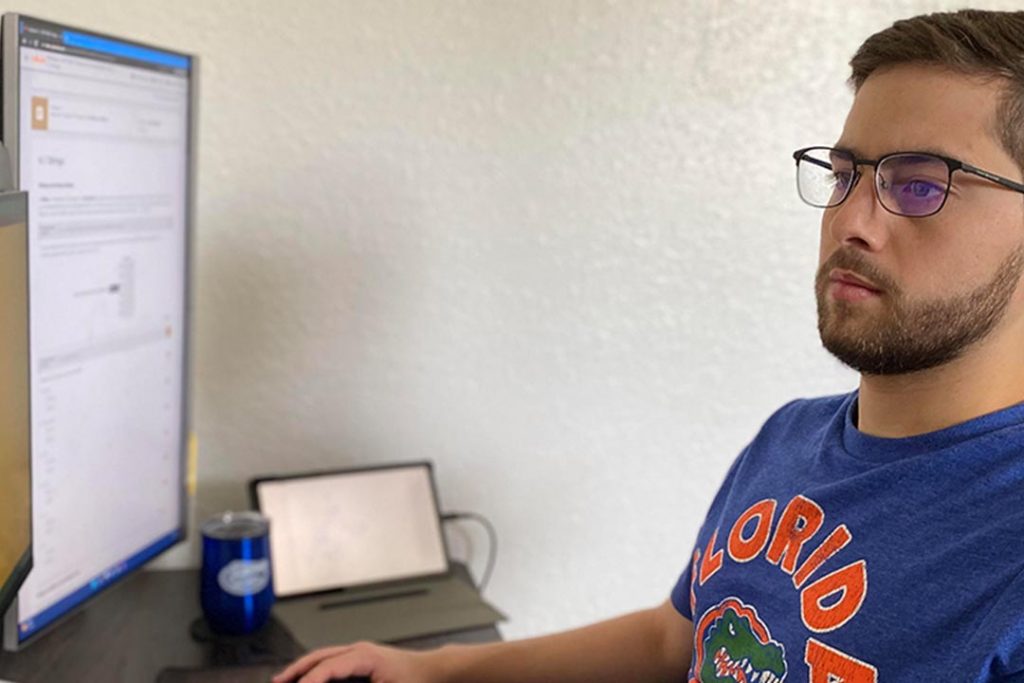 UF Online student Ricardo Carvalheira working at a computer
